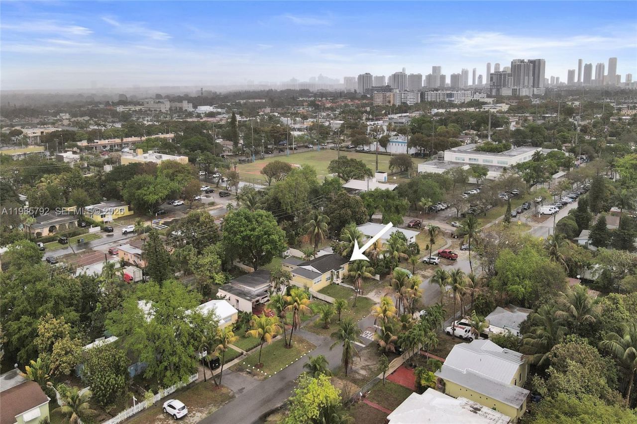 1675 NE 160th St, North Miami Beach, FL 33162 Photo