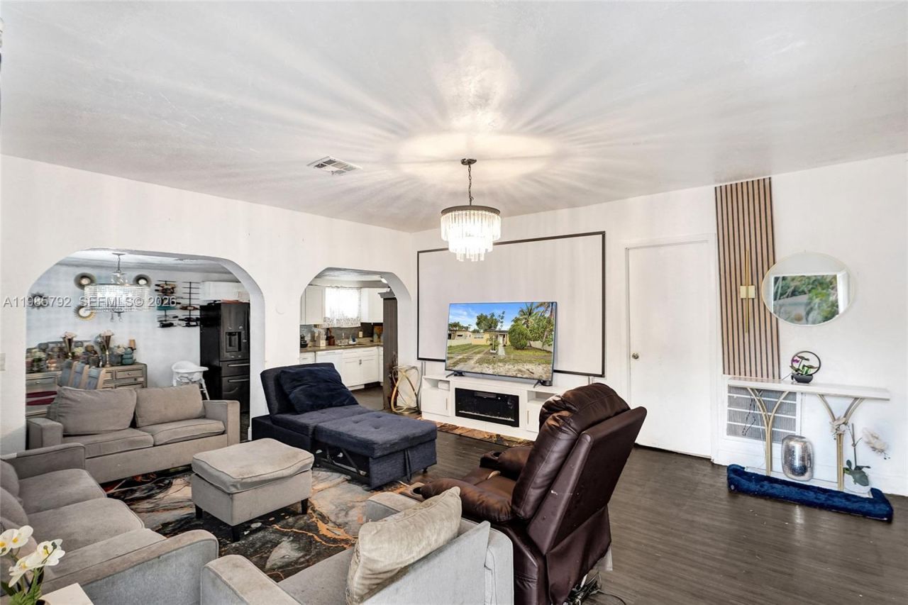 1675 NE 160th St , North Miami Beach, FL 33162 Photo