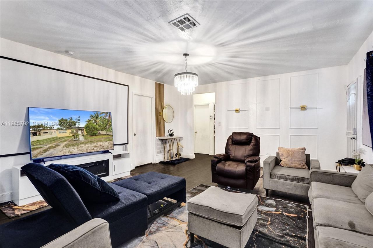 1675 NE 160th St, North Miami Beach, FL 33162 Photo