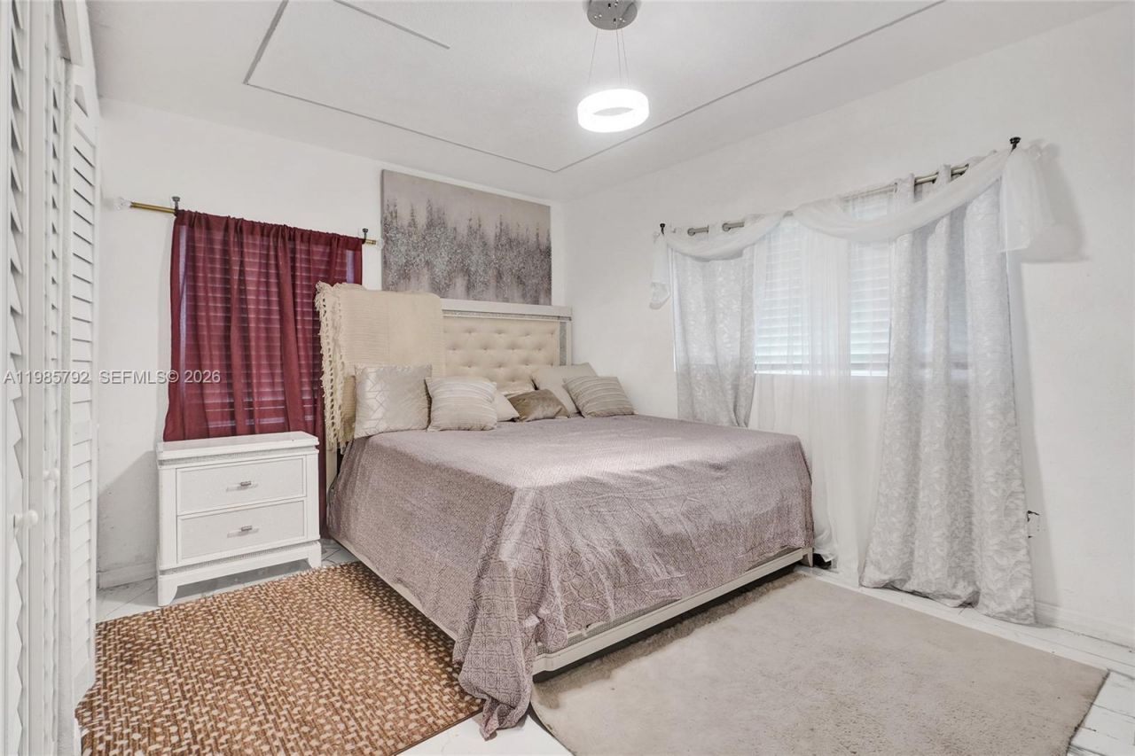 1675 NE 160th St , North Miami Beach, FL 33162 Photo