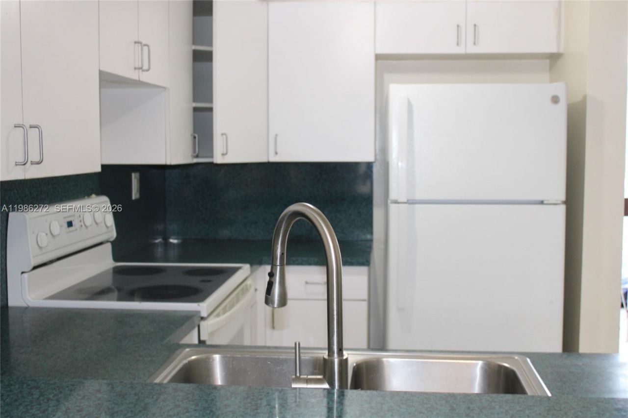 2295 W 53rd Pl, Unit 201, Hialeah, FL 33016 Photo