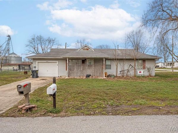 415 Walnut Street , Hawk Point, MO 63349