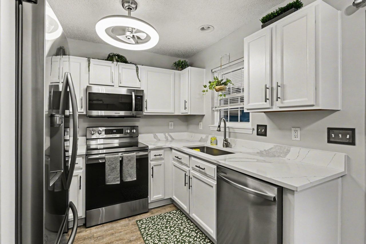 7965 Shadow Oak Drive Photo 9