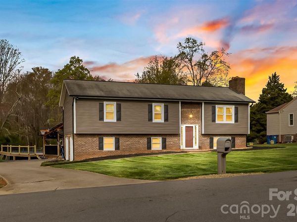 1757 Castlewood Court , Hickory, NC 28602