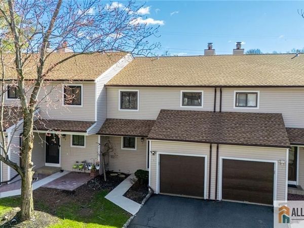 5 Lily Court, Edison, NJ 08820