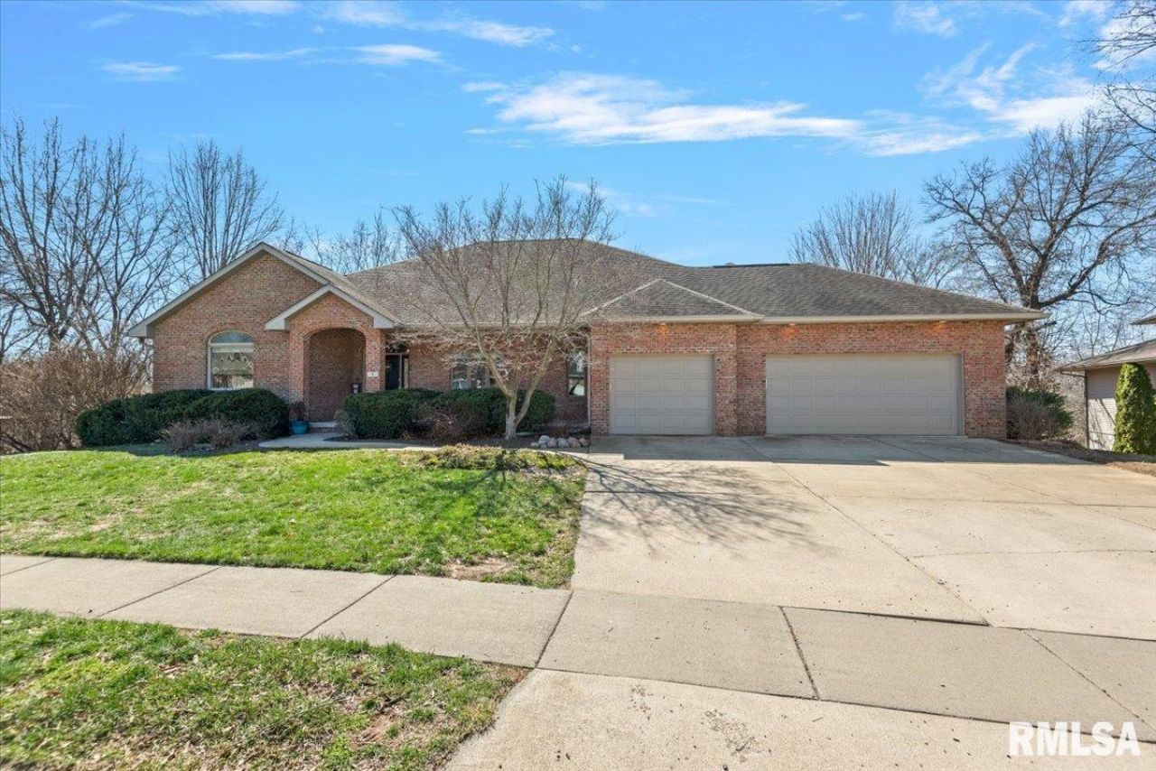 8 Riverwood Drive, Rochester, IL 62563 Main Photo