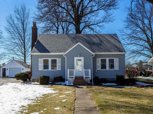 317 W Le Claire Road , Eldridge, IA 52748