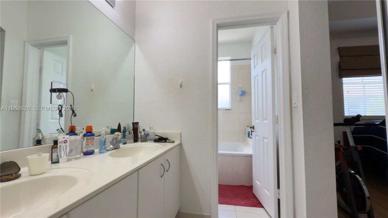 10840 NW 79th St, Doral, FL 33178 Photo