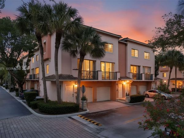 2107 SE 10th Ave, Unit 817, Fort Lauderdale, FL 33316