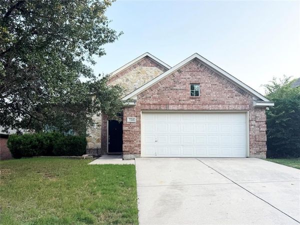 724 Red Elm Lane, Fort Worth, TX 76131