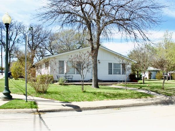 422 Smith Street, Grapevine, TX 76051