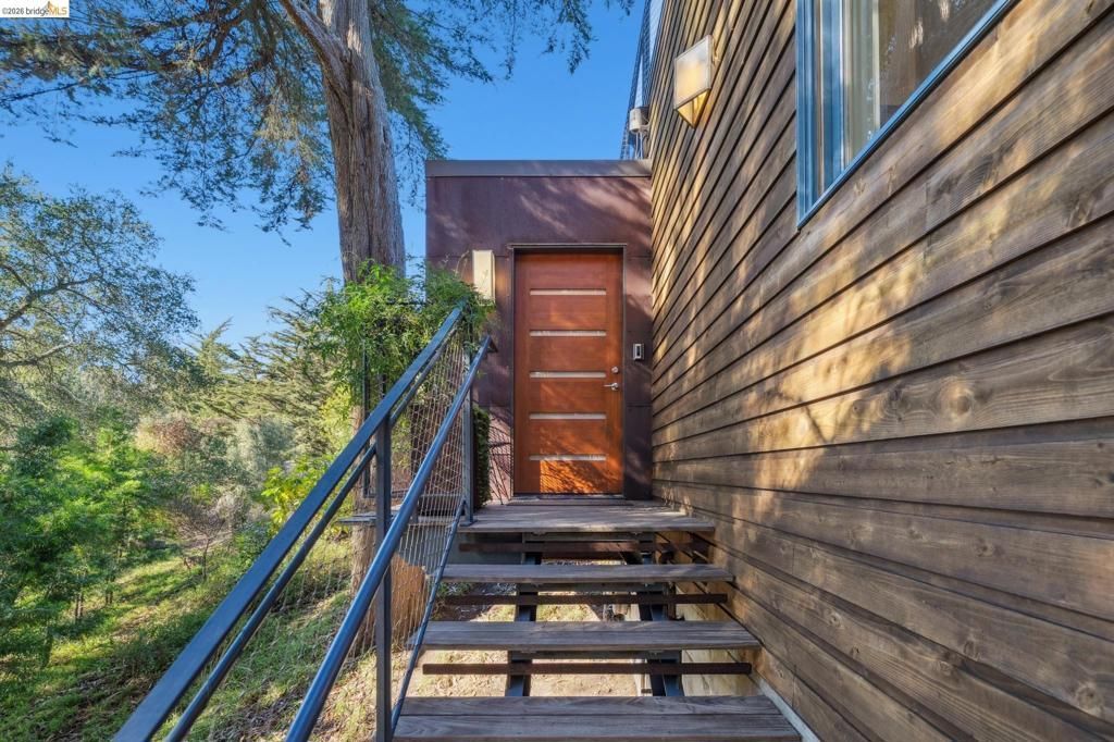 8210 Skyline Blvd, Oakland, CA 94611 Main Photo