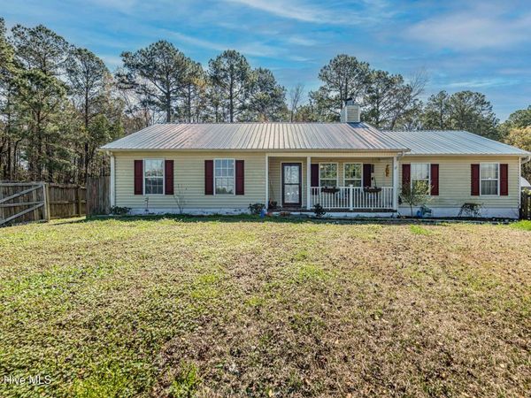 101 Barrington Court, Maple Hill, NC 28454