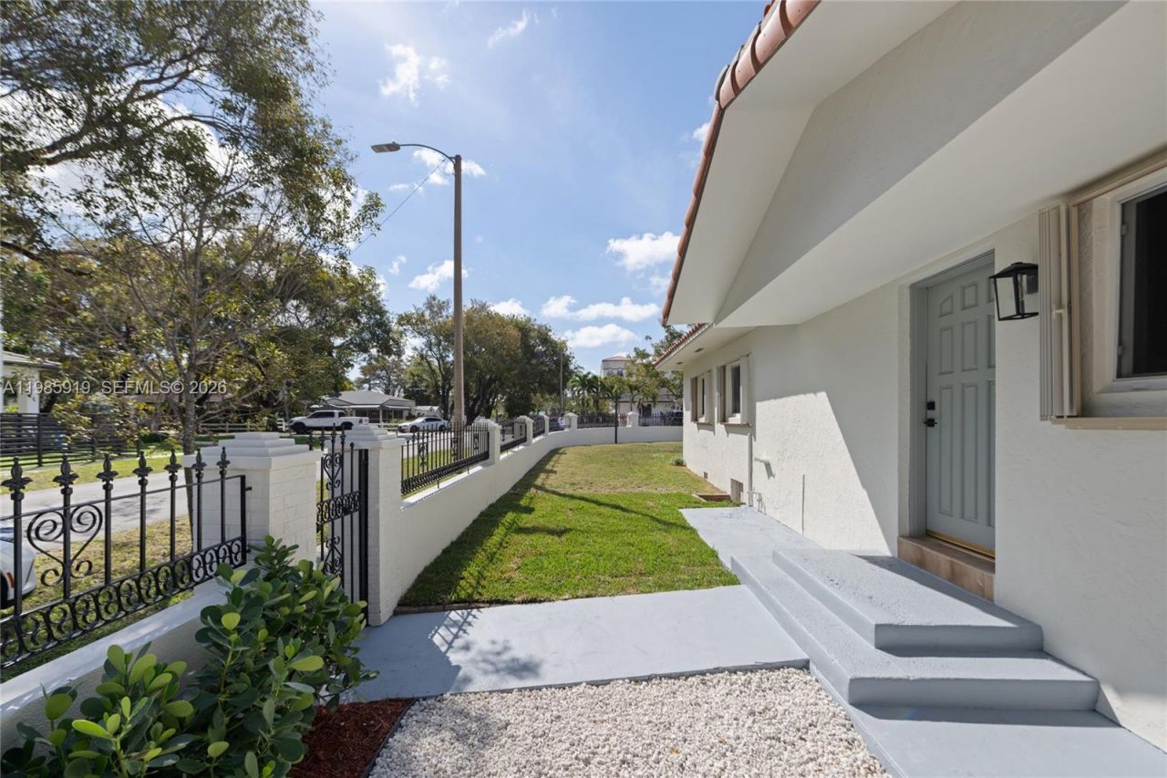 5251 SW 6th St, Miami, FL 33134 Photo