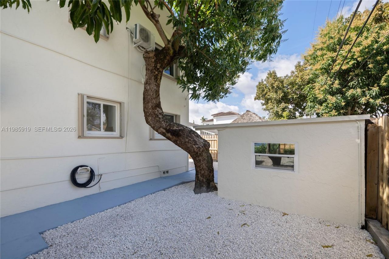 5251 SW 6th St , Miami, FL 33134 Photo