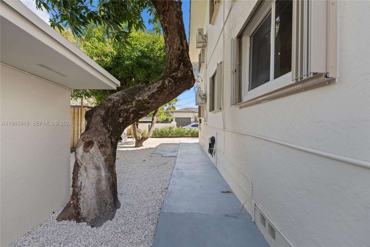 5251 SW 6th St , Miami, FL 33134 Photo