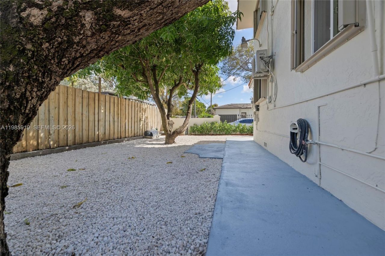 5251 SW 6th St , Miami, FL 33134 Photo