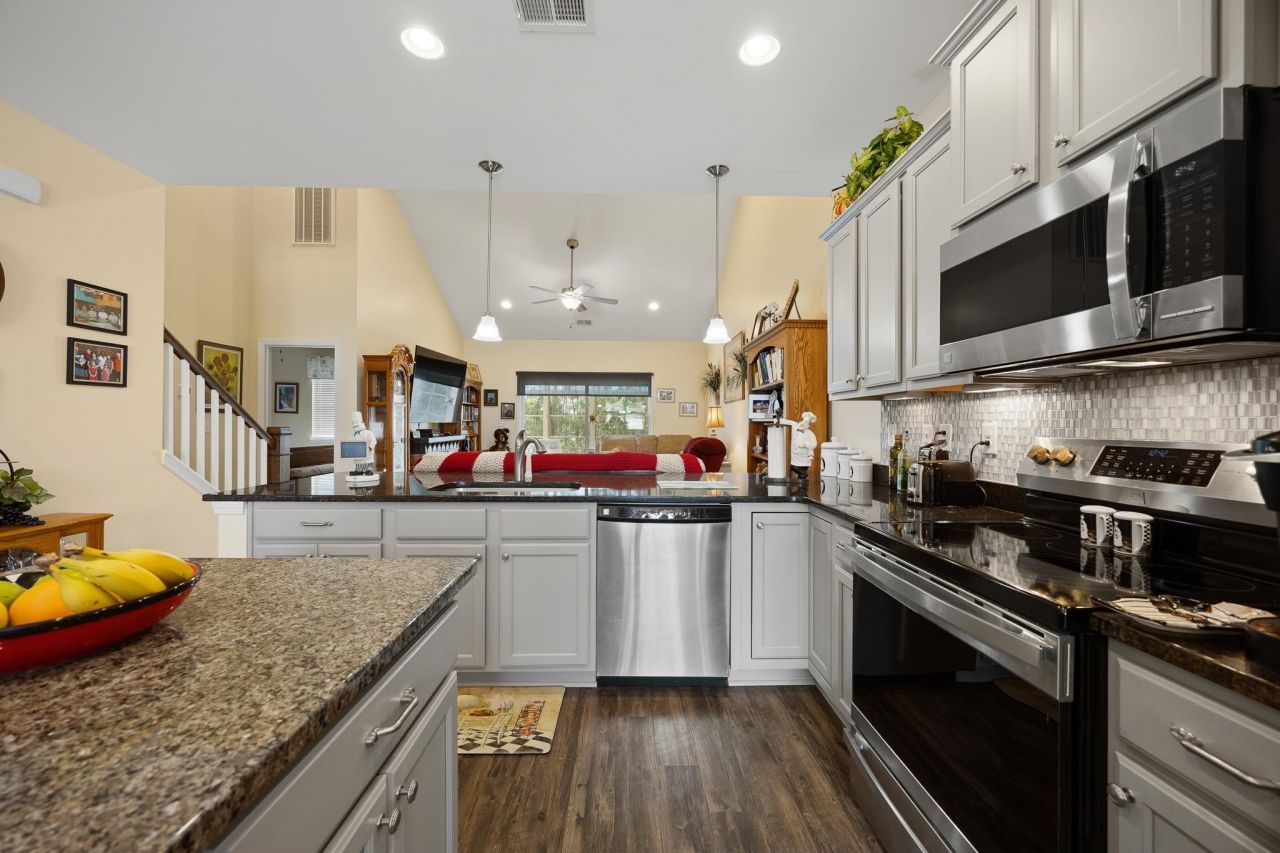 188 Machrie Loop Photo 10