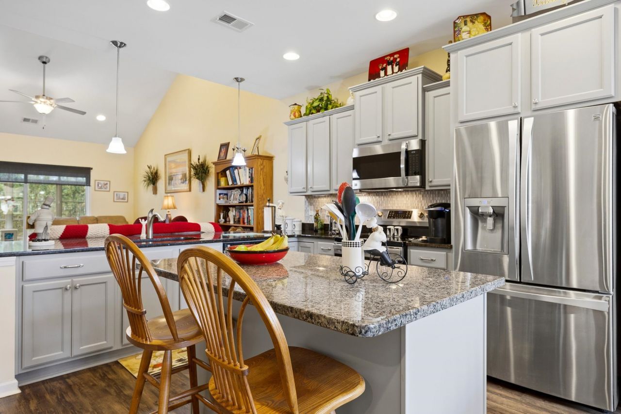 188 Machrie Loop Photo 12