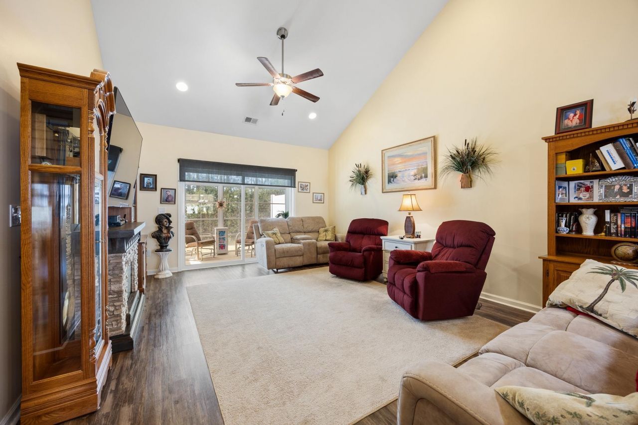 188 Machrie Loop Photo 17