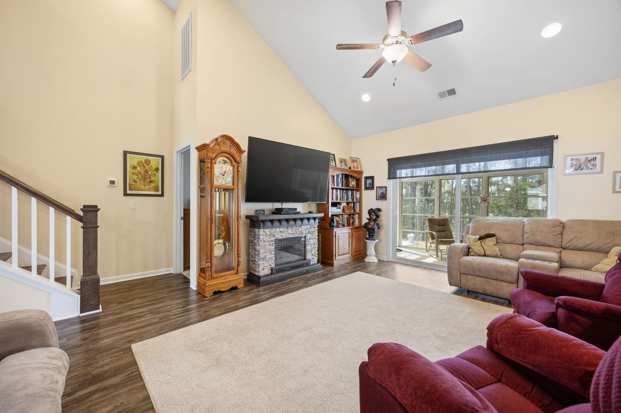 188 Machrie Loop Photo 18