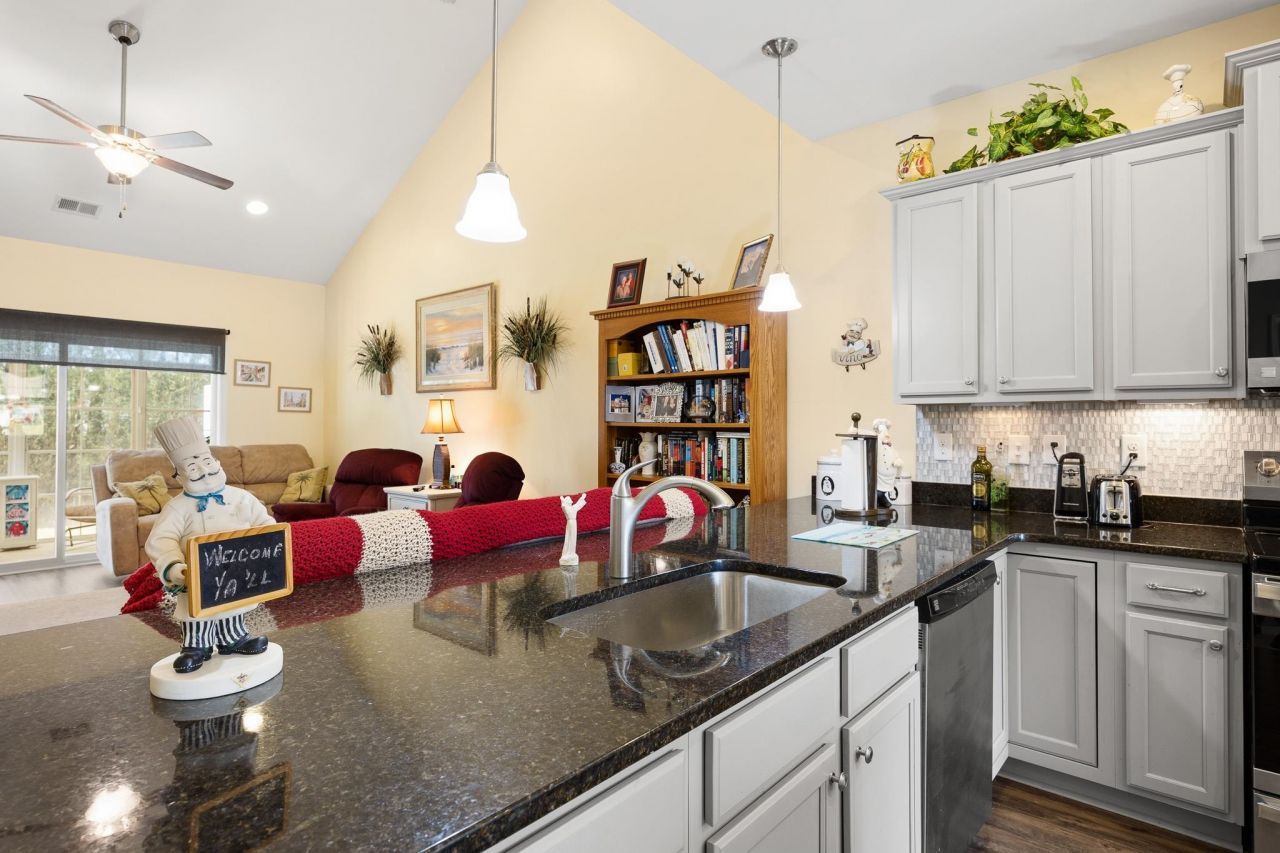 188 Machrie Loop Photo 7