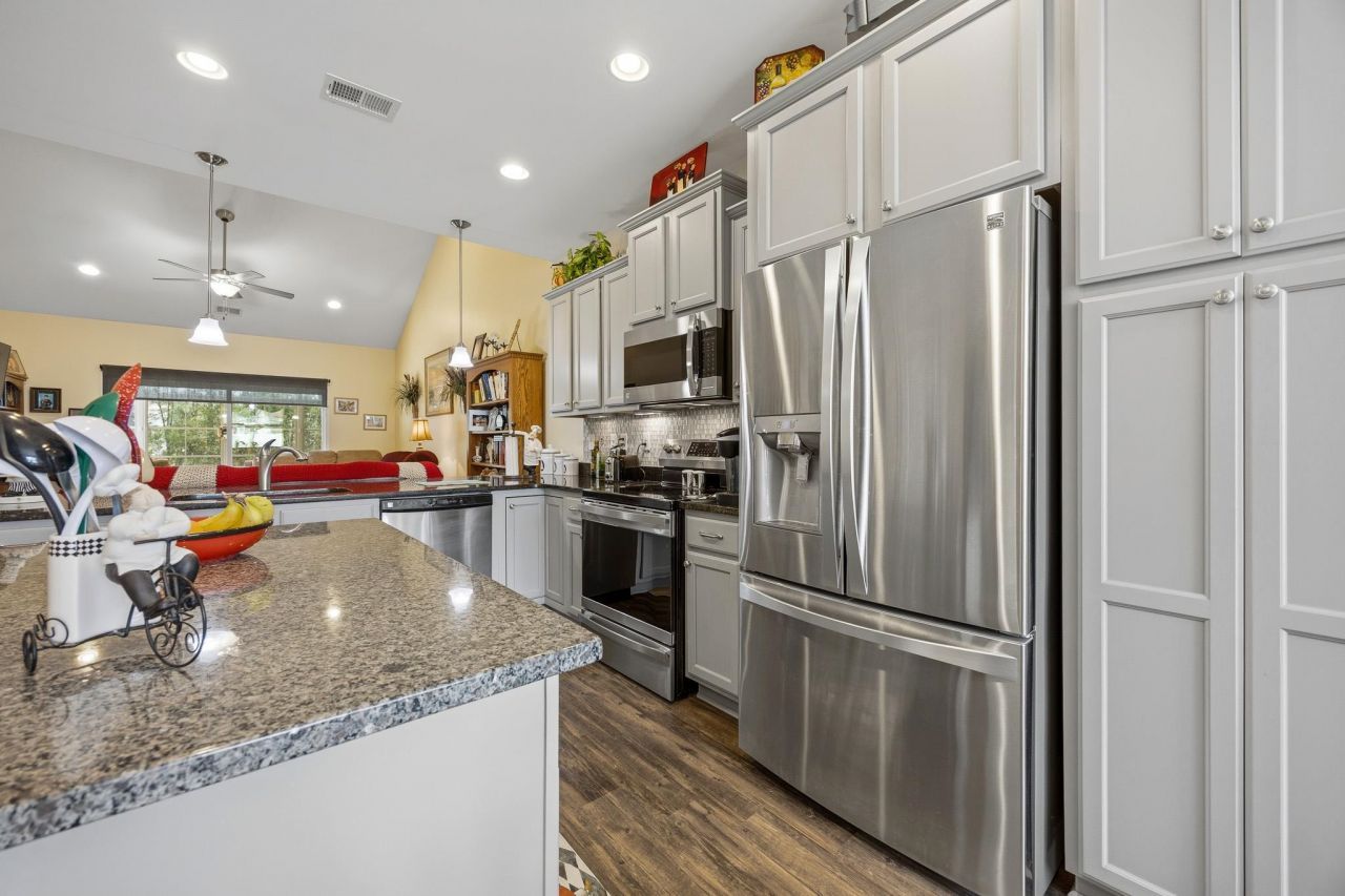 188 Machrie Loop Photo 9