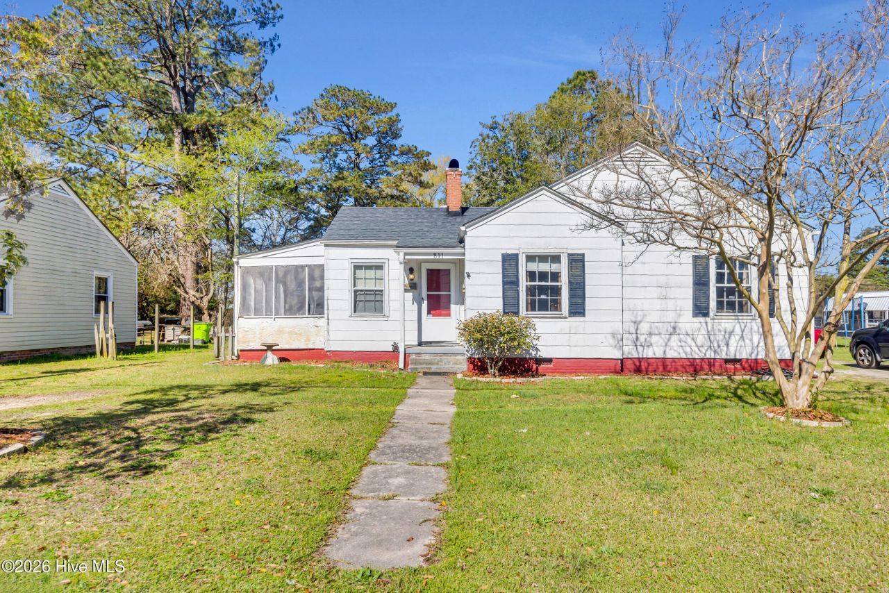 811 Clark Avenue, New Bern, NC 28560 Main Photo