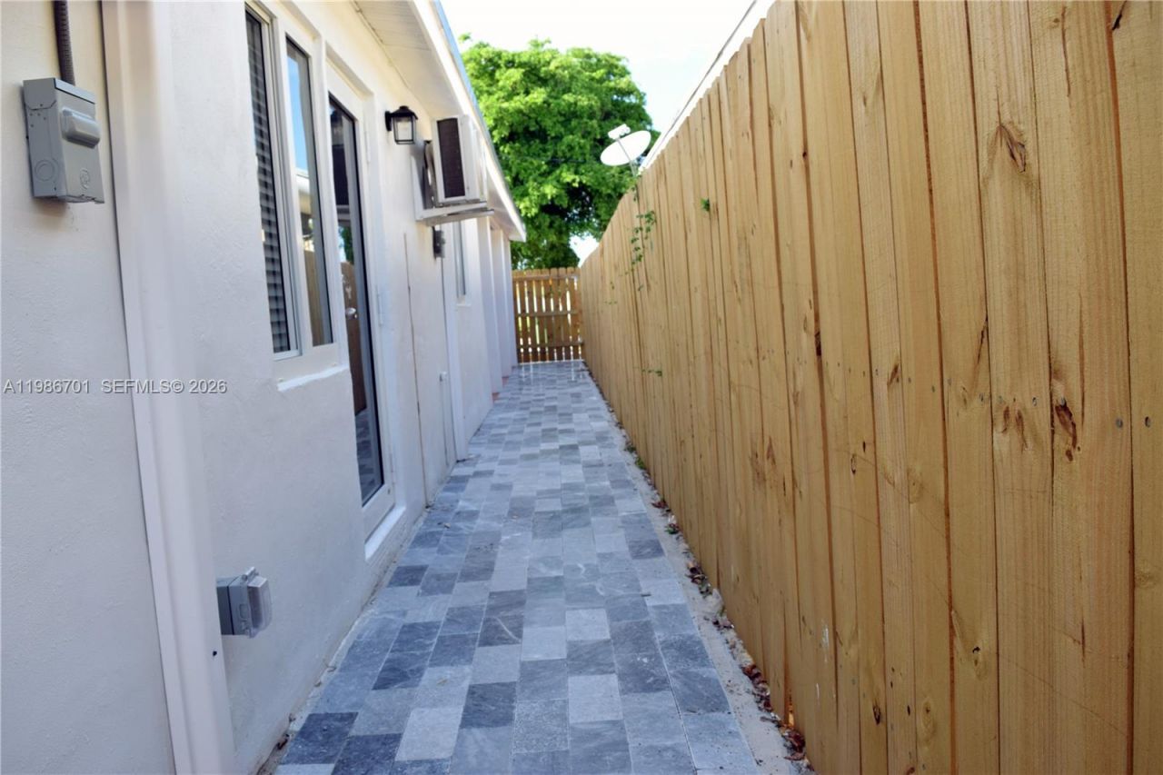 622 NE 6th St , Unit 2, Hallandale Beach, FL 33009 Photo