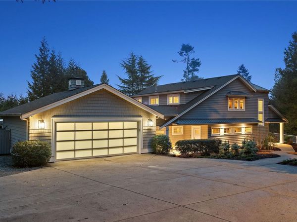 8401 Lochside Dr, Central Saanich, BC V8M 1T9