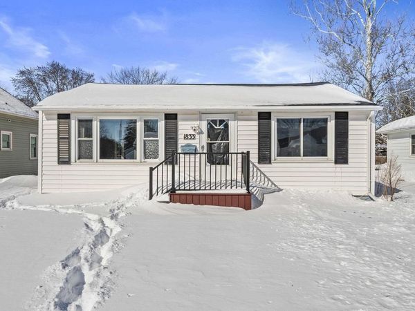 1833 N CHARLOTTE STREET, Appleton, WI 54911
