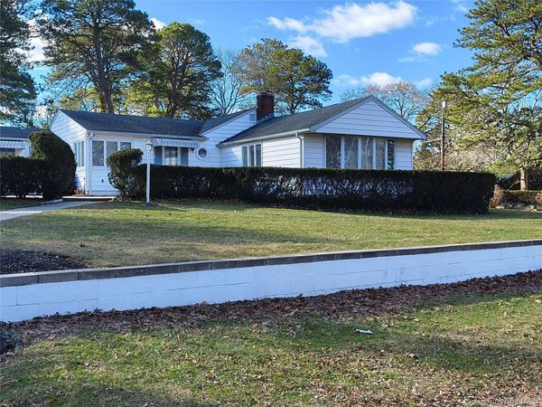 1 Washington Avenue E, Hampton Bays, NY 11946