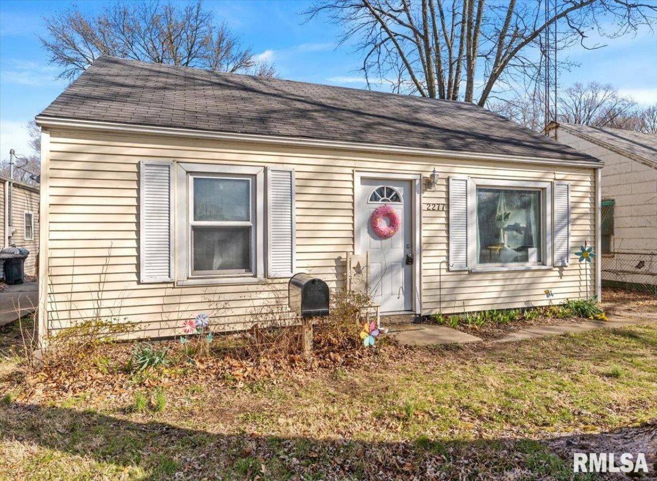 2277 E Converse Avenue, Grandview, IL 62702 Main Photo