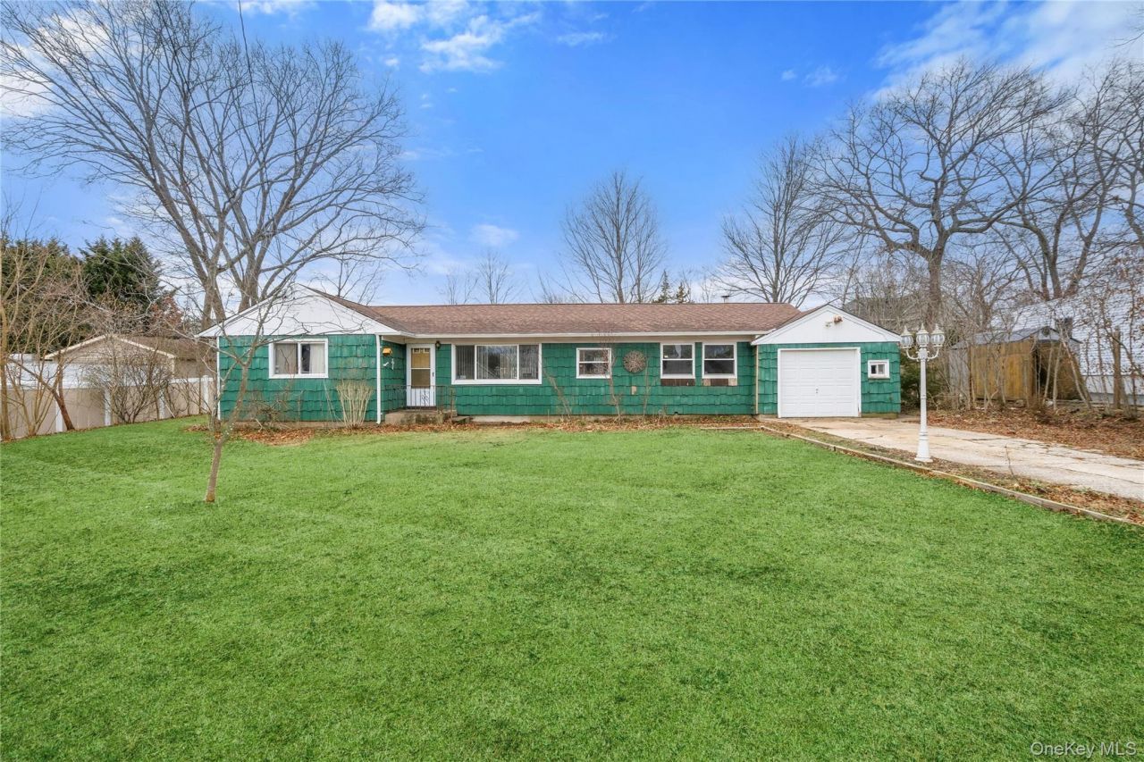 24 Avenue A, Holbrook, NY 11741 Main Photo