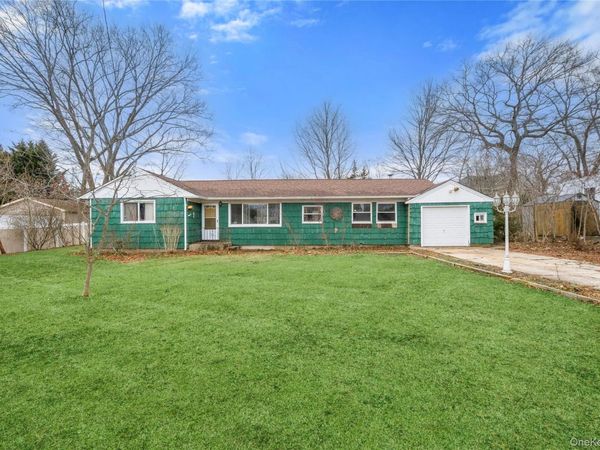 24 Avenue A, Holbrook, NY 11741