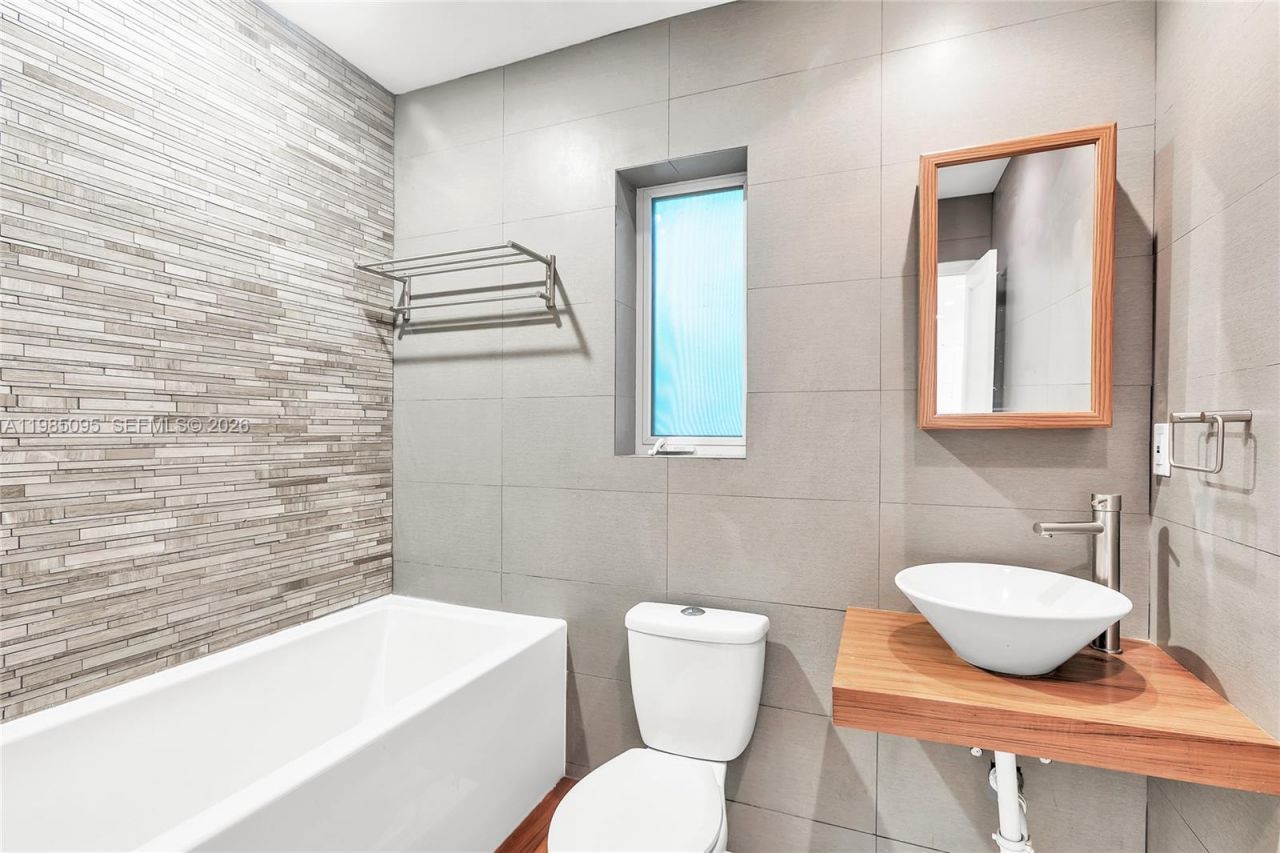 776 NE 74th St, Miami, FL 33138 Photo