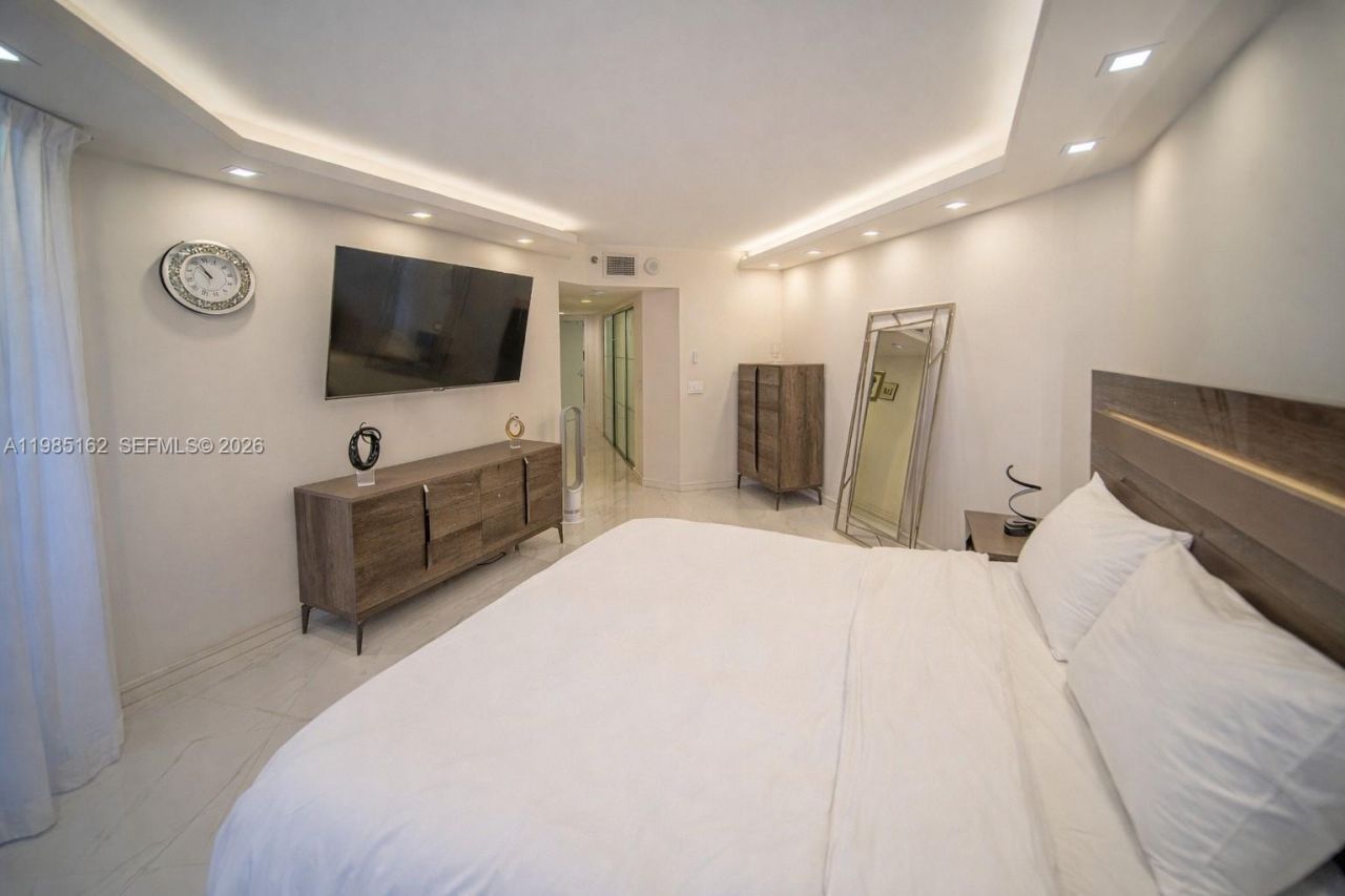 16445 Collins Ave , Unit 425, Sunny Isles Beach, FL 33160 Photo