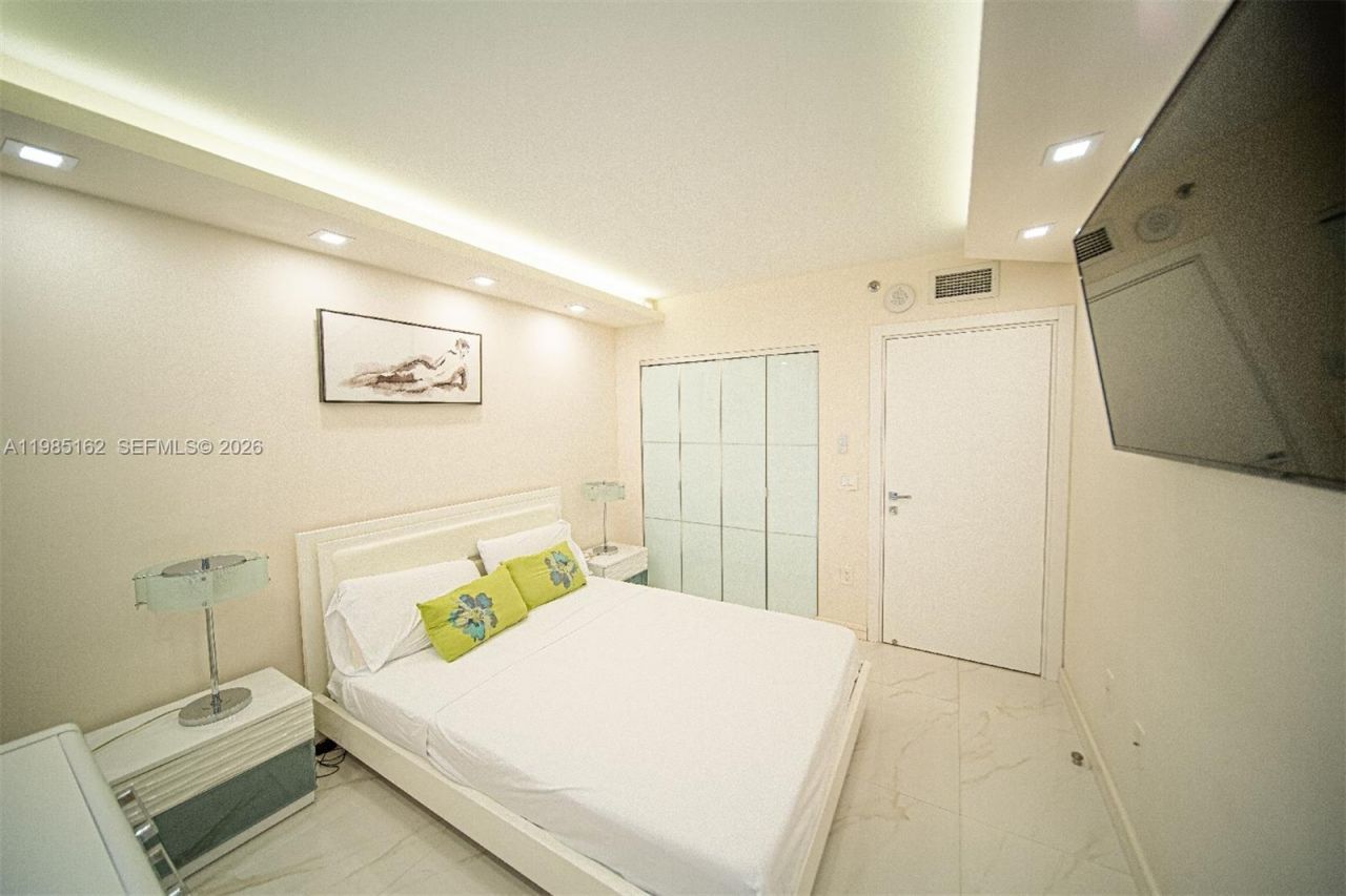 16445 Collins Ave , Unit 425, Sunny Isles Beach, FL 33160 Photo