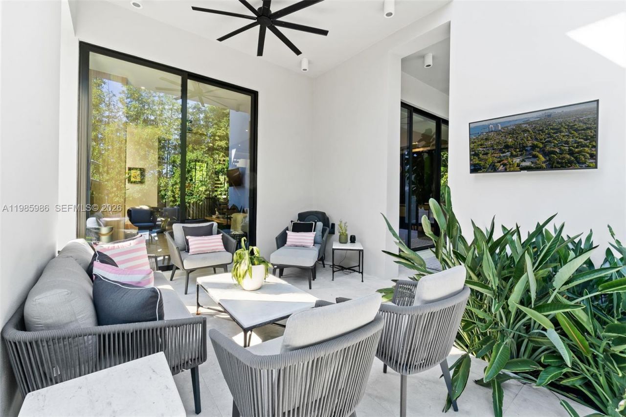 8625 NE 10th Ave , Miami, FL 33138 Photo