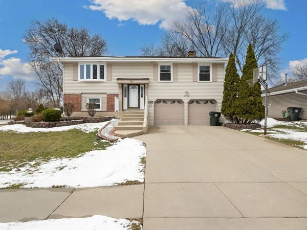 2004 E Parkview Circle , Hoffman Estates, IL 60169