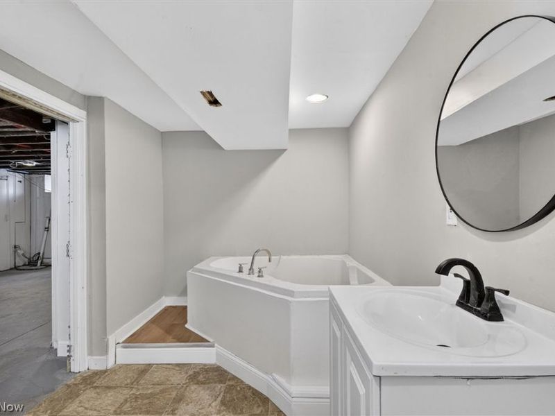 231 E 210th Street , Euclid, OH 44123 Photo 32