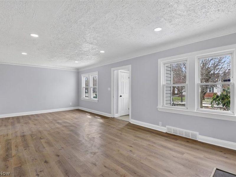 231 E 210th Street , Euclid, OH 44123 Photo 5