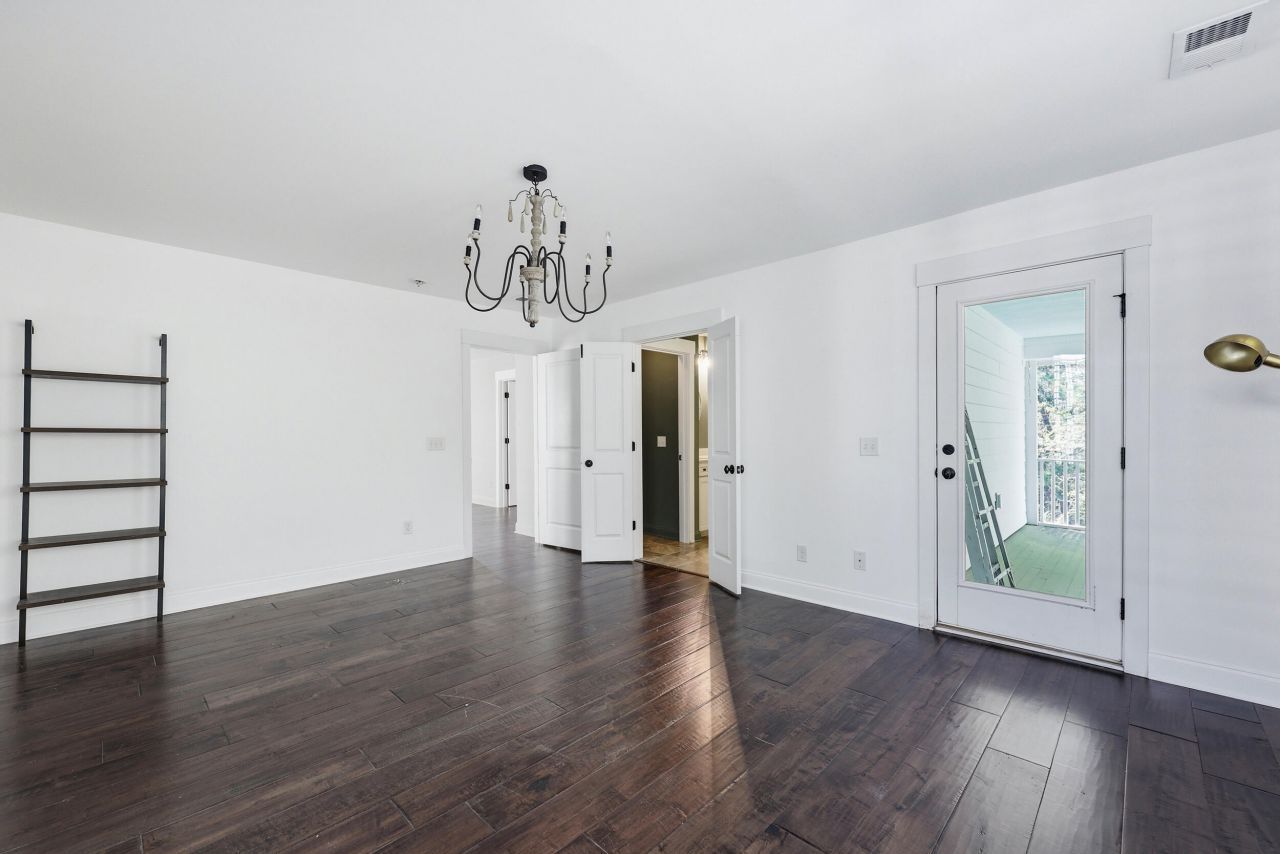 1905 Clay Lane Photo 25