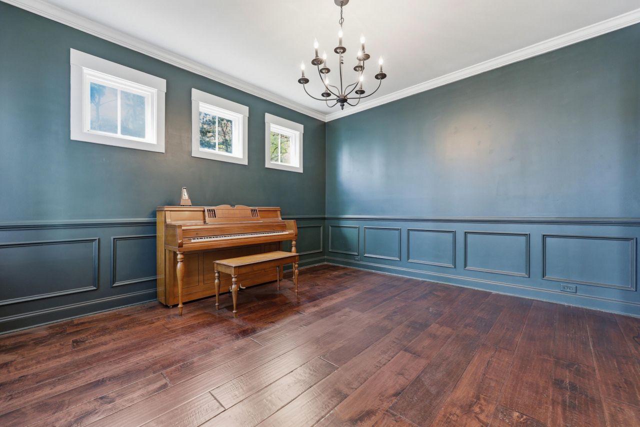 1905 Clay Lane Photo 6