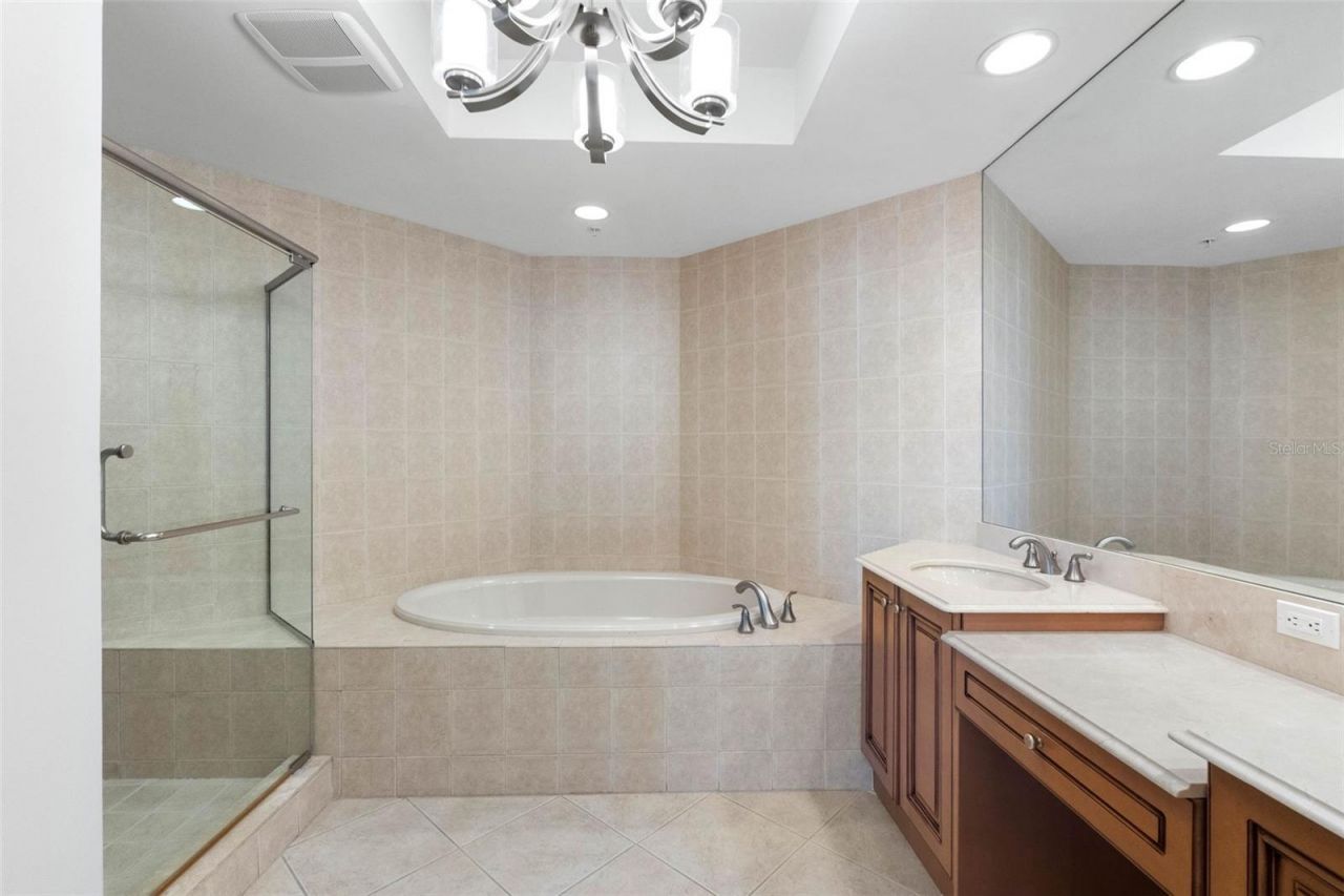 5823 Bowen Daniel Drive, Unit 401, Tampa, FL 33616 Photo