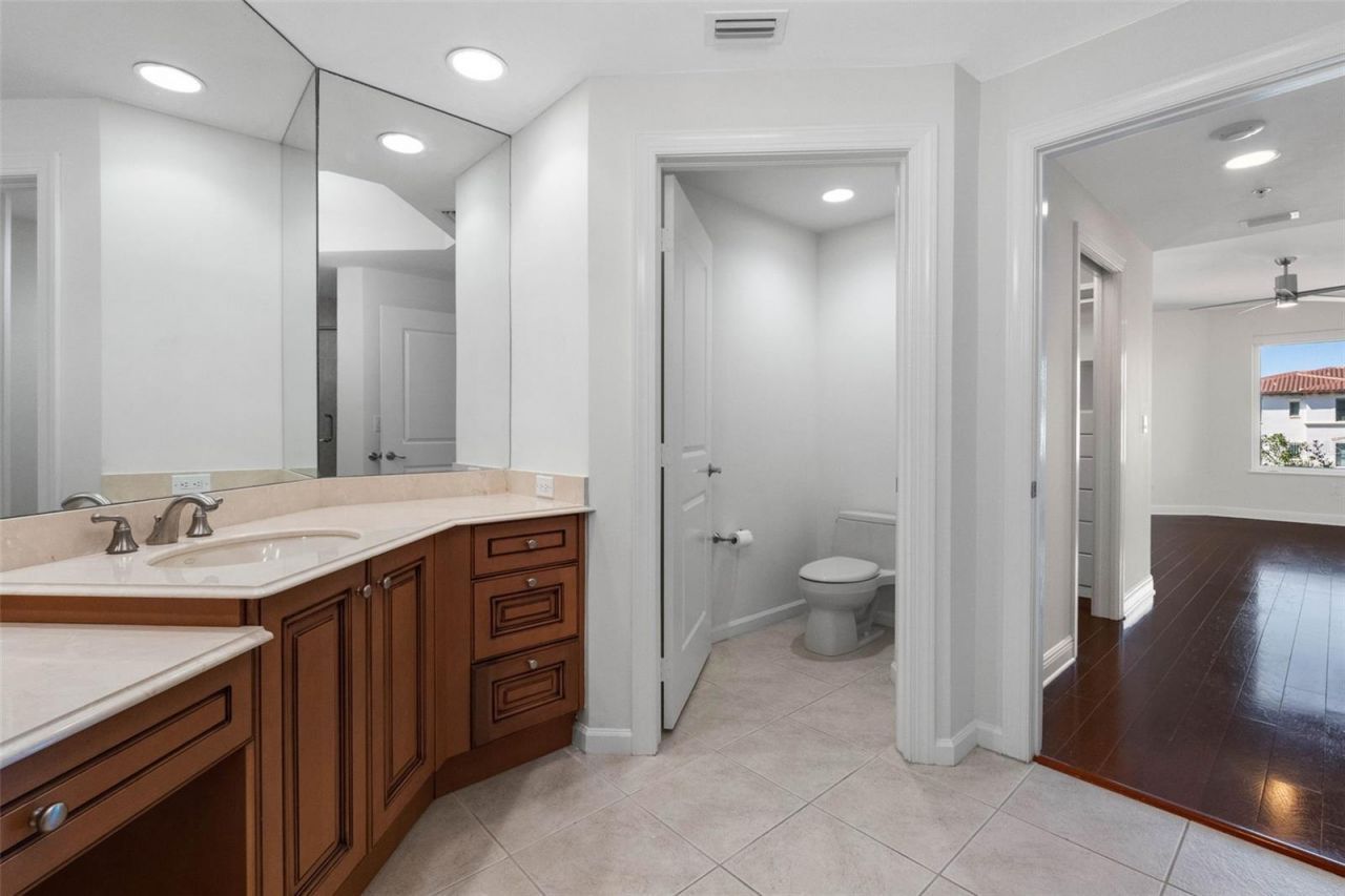 5823 Bowen Daniel Drive, Unit 401, Tampa, FL 33616 Photo