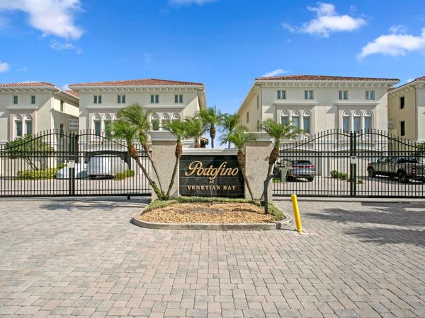 1040 PASEO DEL RIO NE, ST PETERSBURG, FL 33702