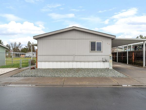 1570 S Peach Street, Unit SPC 100, Medford, OR 97501