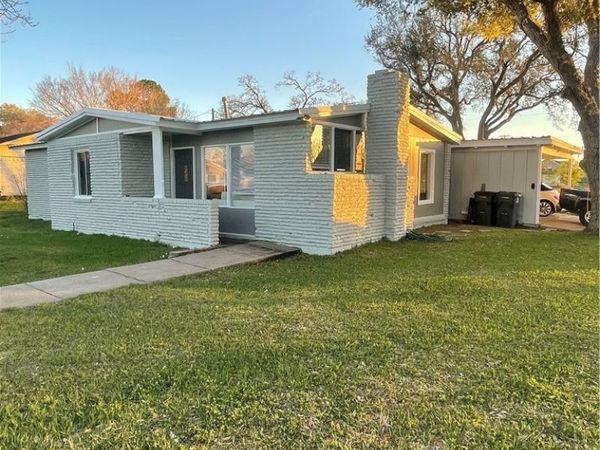 611 Sarah Street , Edna, TX 77957