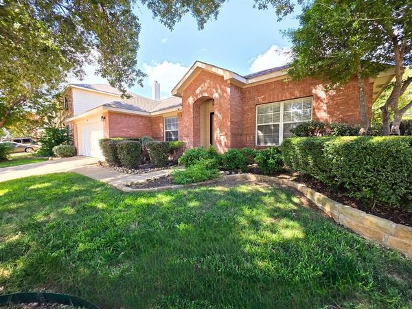 304 E Clover Park Drive, Fort Worth, TX 76140